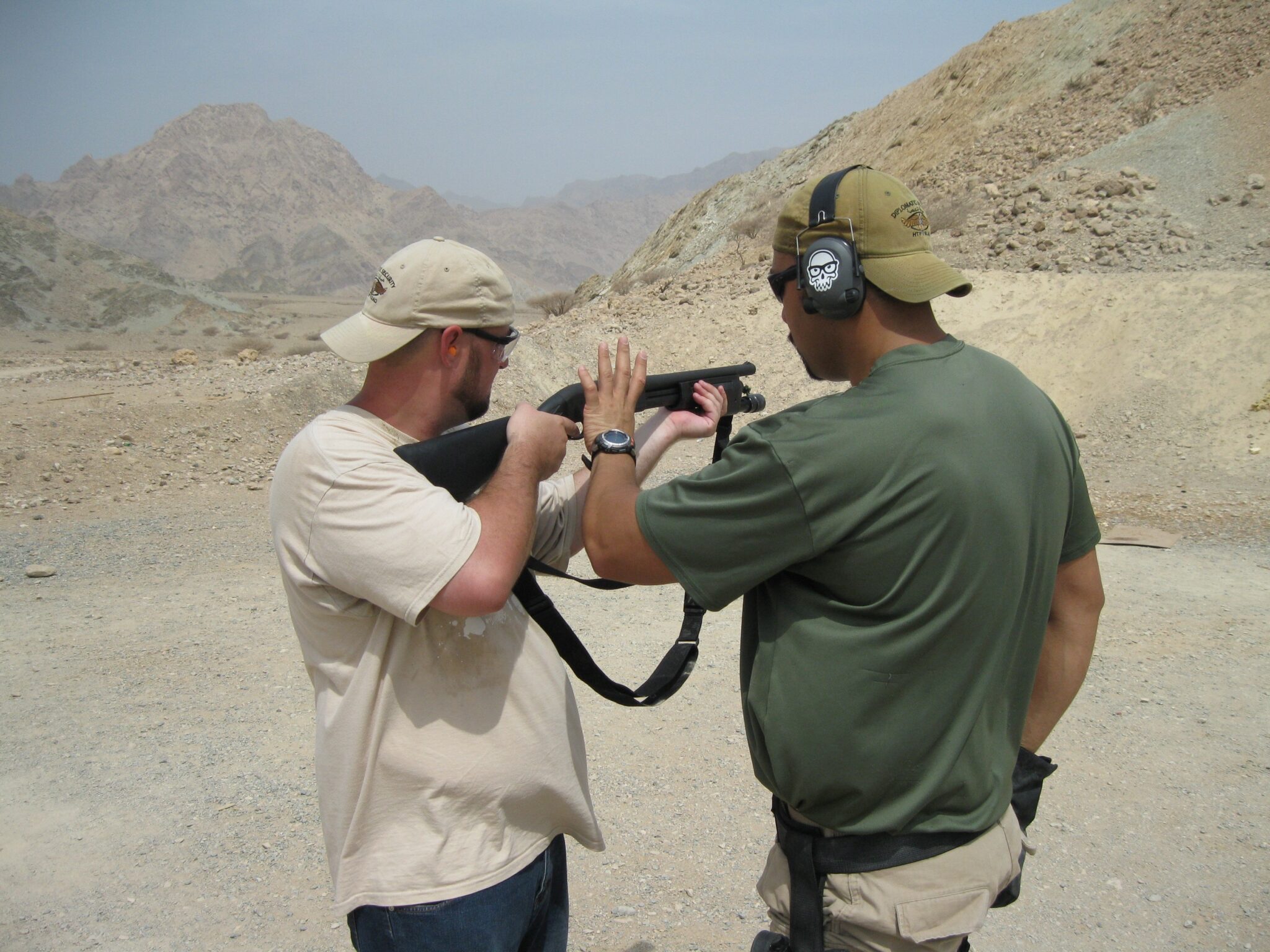 El director creativo Cory Davis participó en un entrenamiento con armas de fuego cerca de Dubai.