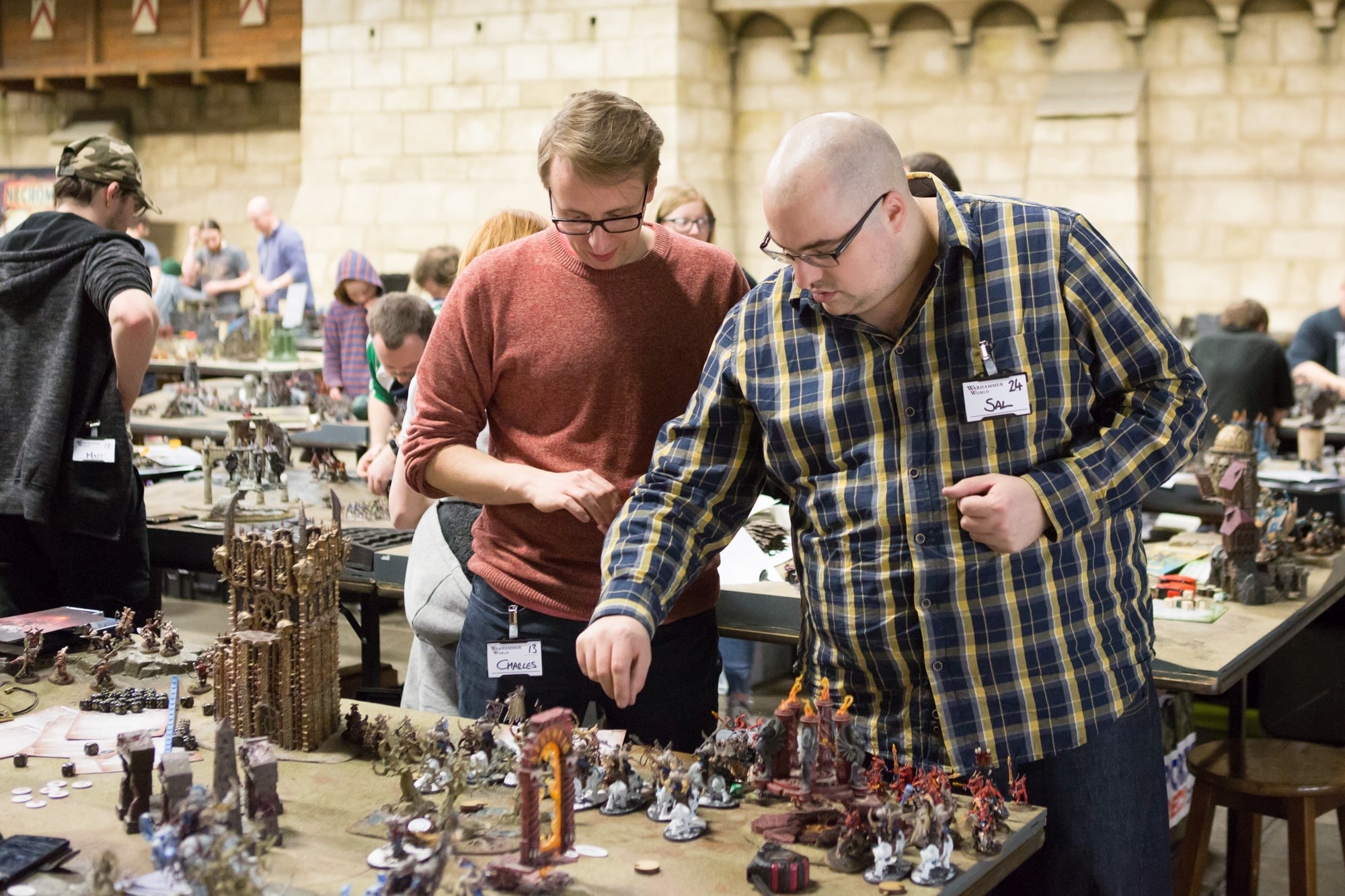 (I giocatori di Warhammer: Age of Sigmar in un torneo di massa durante la campagna (The Wonders of the Algoraxi))