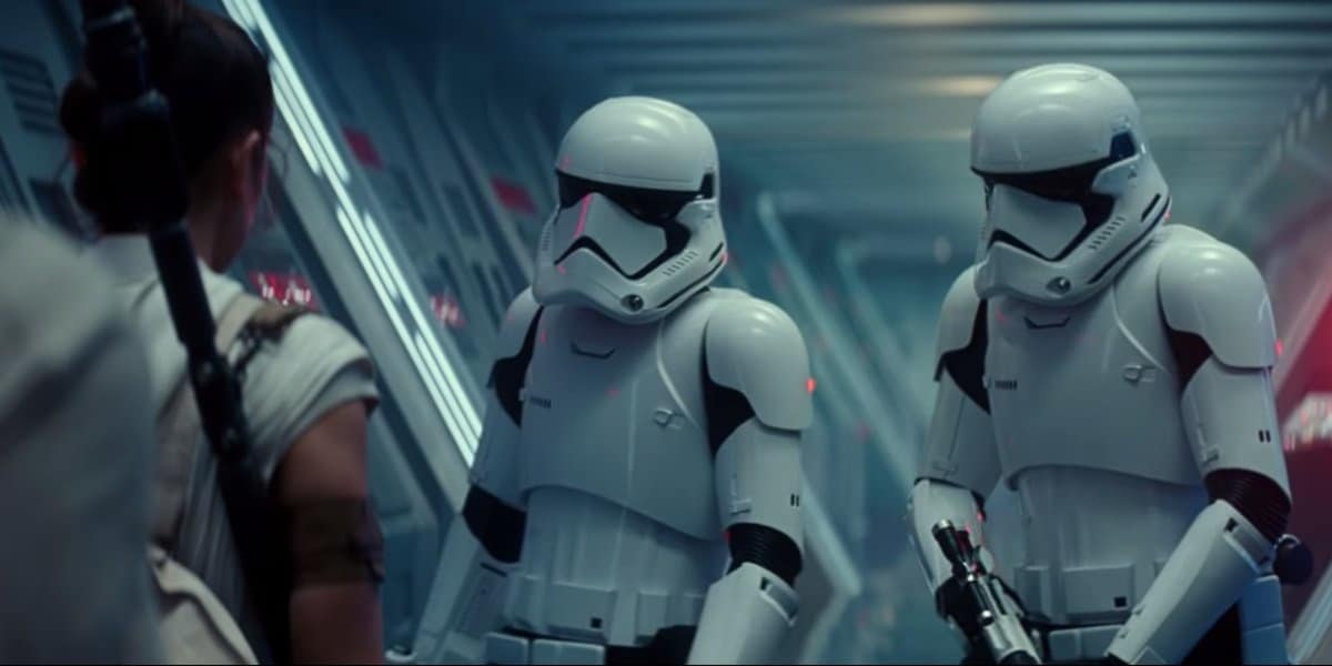 (In Star Wars: Episode 9 The Rise of Skywalker, J.D. Dillard teve um camafeu como Primeira Ordem Stormtrooper FN 1226. Fonte de imagem: Disney)