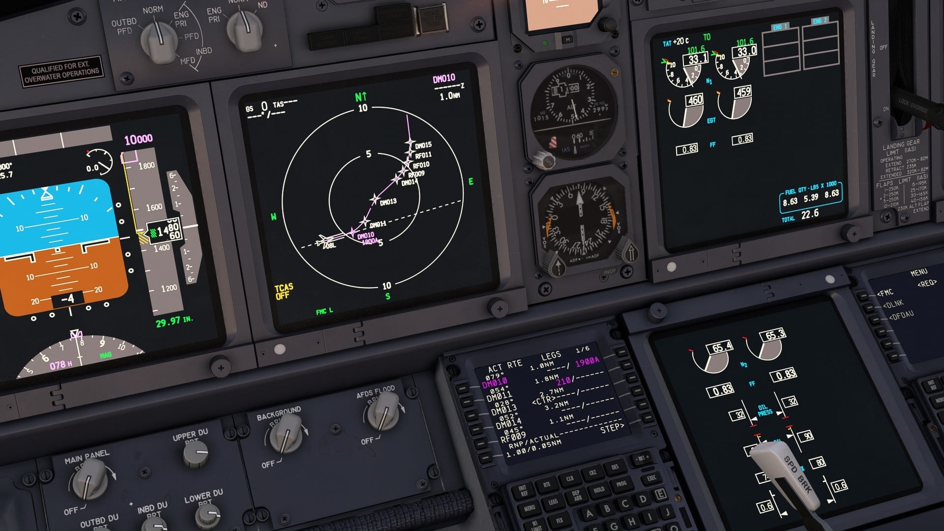 (Displeje v PMDG B737 jsou vykreslovány interně v simulátoru, obecně je výkon lepší než ve Fenix A320.)