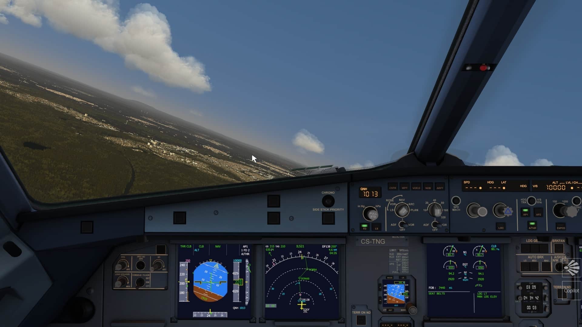 (Una visión familiar: La cabina del Airbus A320. El A320 de Aerofly FS 4 es más fiable que el A320 por defecto del Microsoft Flight Simulator (pero bueno, tampoco es difícil, y de todas formas nadie lo vuela sin el mod FlyByWire, ¿no?))