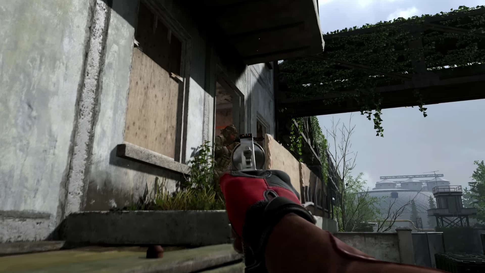 (Before you climb the building completely and be an easy target, you can look over the edge and shoot with pistols.)