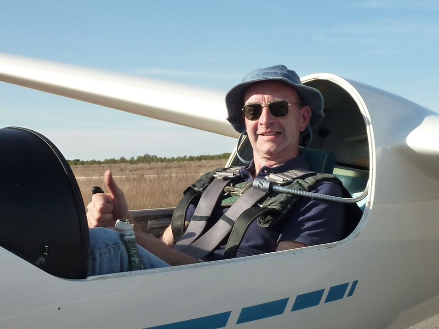 (José Oliveira est pilote de planeur au Portugal depuis 1980, il a également pris place dans le cockpit d'autres petits avions. Parmi les utilisateurs des forums, ce sympathique fan d'aviation et expert en simulation est également connu sous le nom de The Uninstaller, car il examine tous les simulateurs sous toutes les coutures, trouve souvent des lacunes flagrantes dans la simulation et les désinstalle donc volontiers (jusqu'à ce que le cycle recommence). En fait, il n'est vraiment satisfait que de Condor Soaring, Silent Wings, DCS World et IL-2, mais l'excellente optique du Flight Simulator finit par le captiver :)