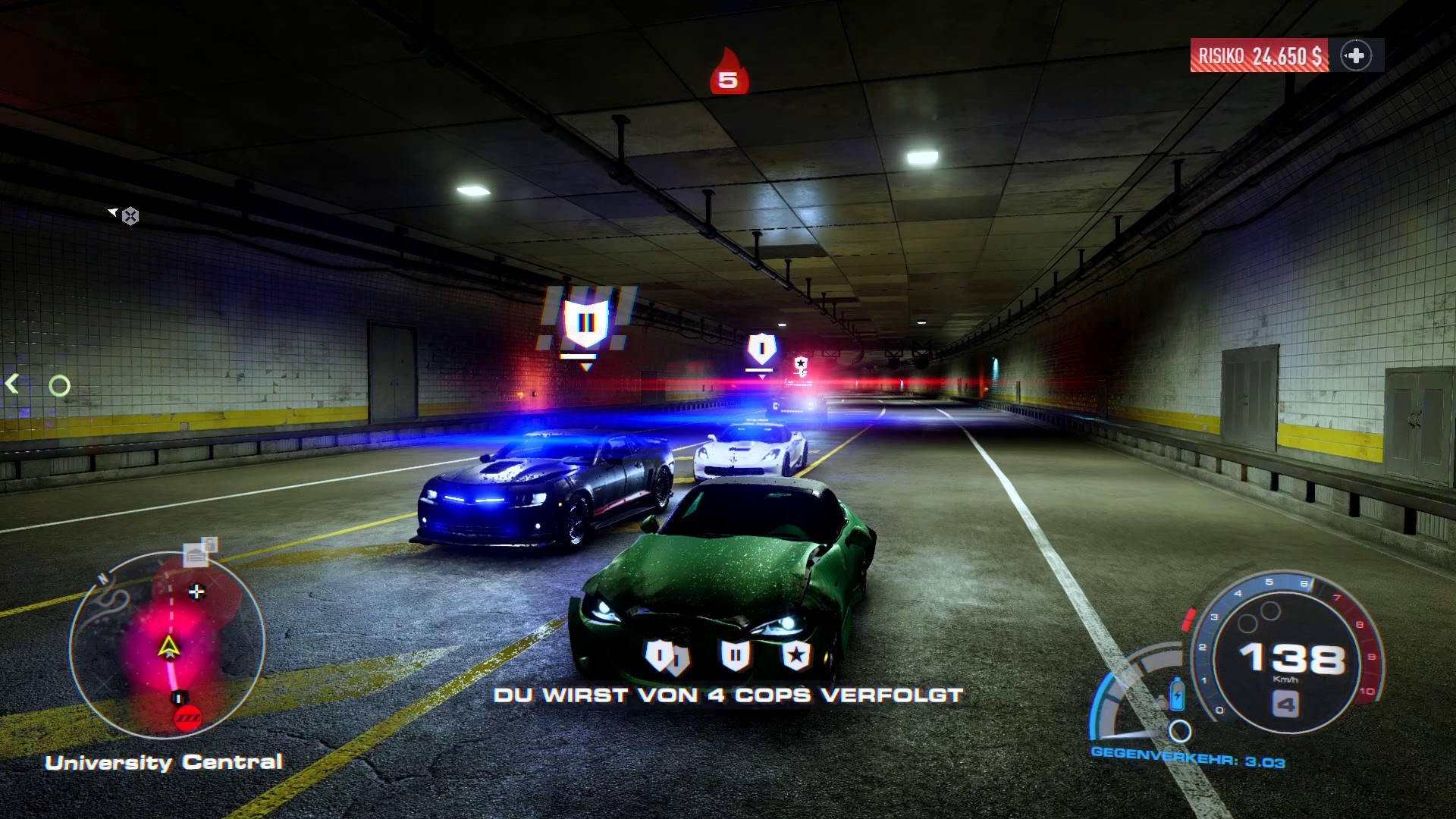 (No nível APB 5, torna-se muito difícil escapar à polícia. O nosso Mazda (centro) já está muito amassado.)