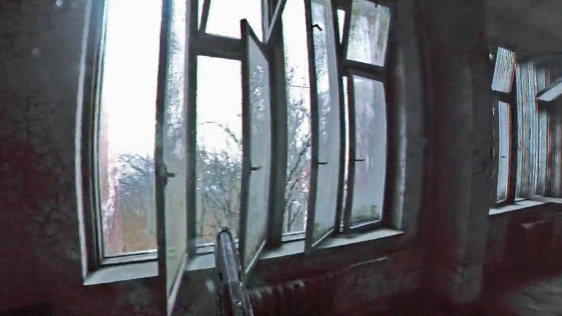  (Отражения на окнах, вездесущая грязь, эффект HDR от входящего света: Безымянный стрелок с телекамеры Александра Спиндлера выглядит великолепно.)