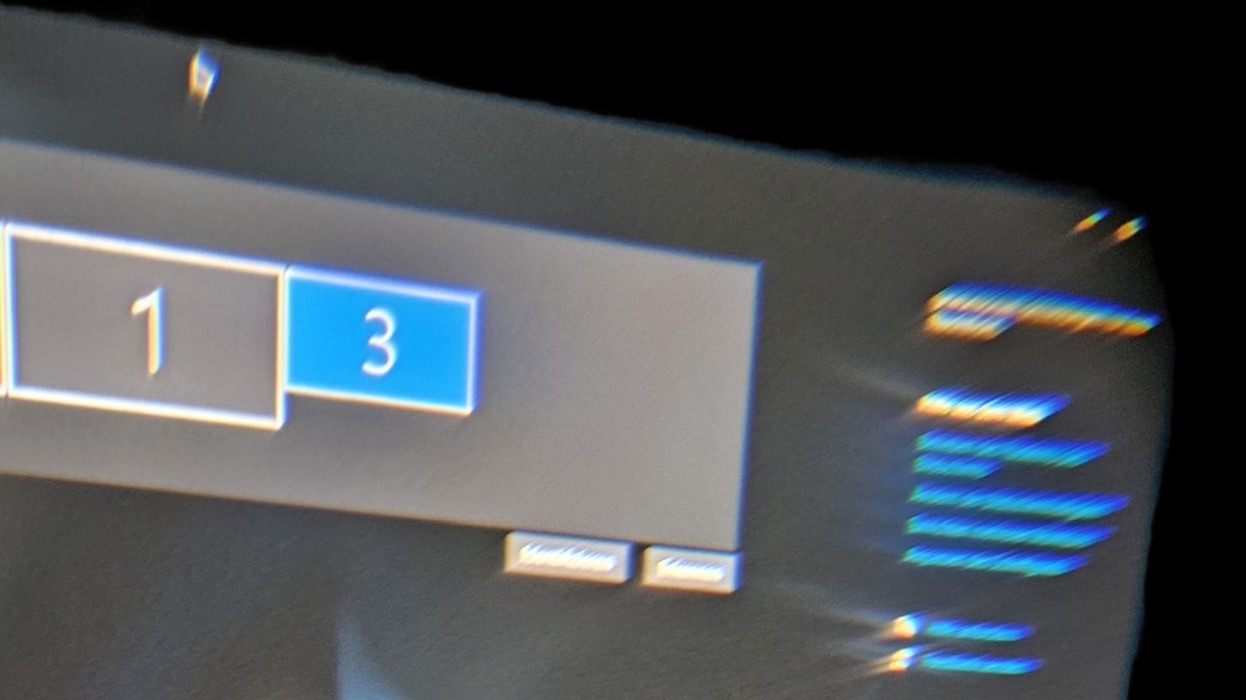 (Une image à travers les lentilles du PSVR2 montre l''écran Cinemamode, ici classé comme écran 3, sur lequel fonctionne la fenêtre des paramètres d''affichage)