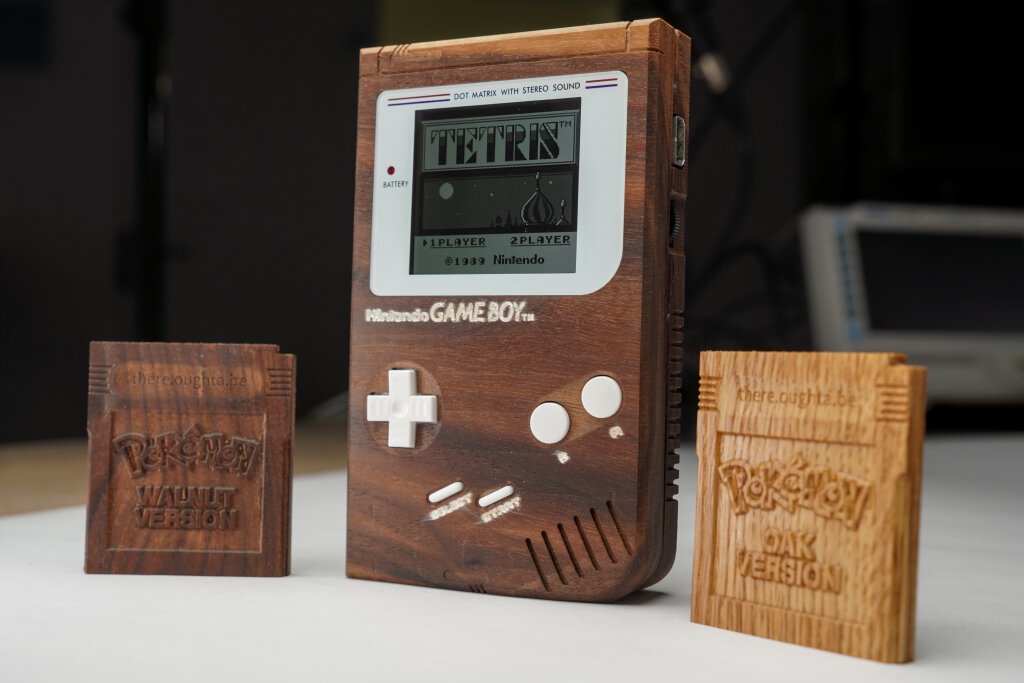  (Nintendo GameBoy et jeux Pokémon en bois. (Image : Must Have))