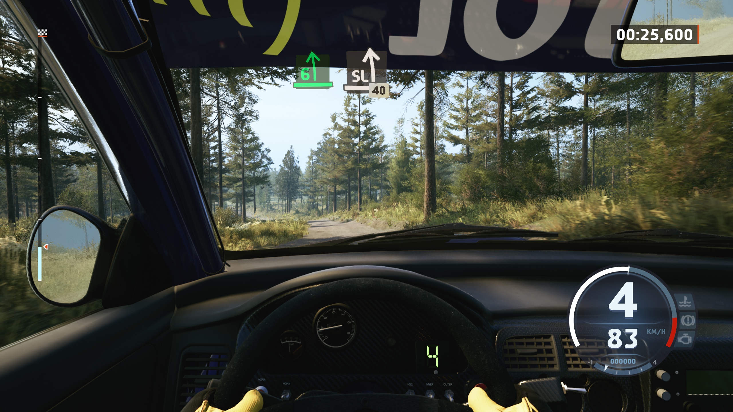(Cuando planchamos sobre pistas de grava malditamente estrechas desde la perspectiva del cockpit, WRC consigue una sensación enormemente intensa a mitad de carrera.)