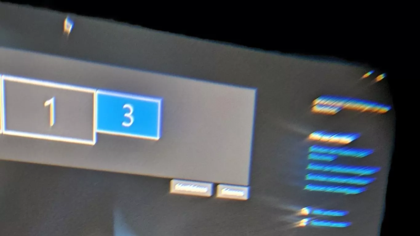 (通过PSVR2的镜头拍摄的图片显示了Cinemamode屏幕,这里被归类为显示3,显示设置窗口正在运行)
