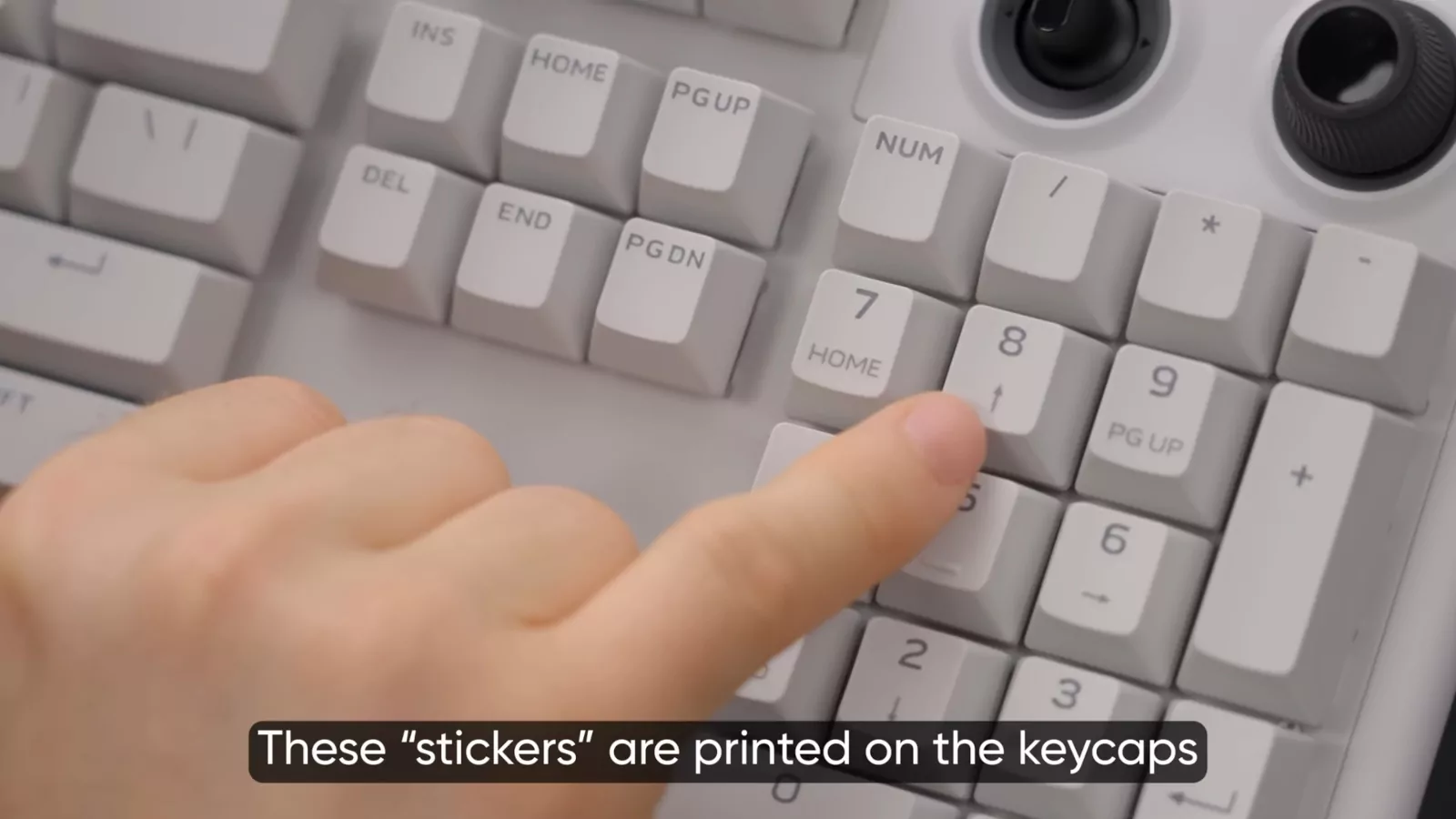 (Uno screenshot dal video Linus Tech Tips The All Alienware Setup con successiva correzione tramite overlay.)
